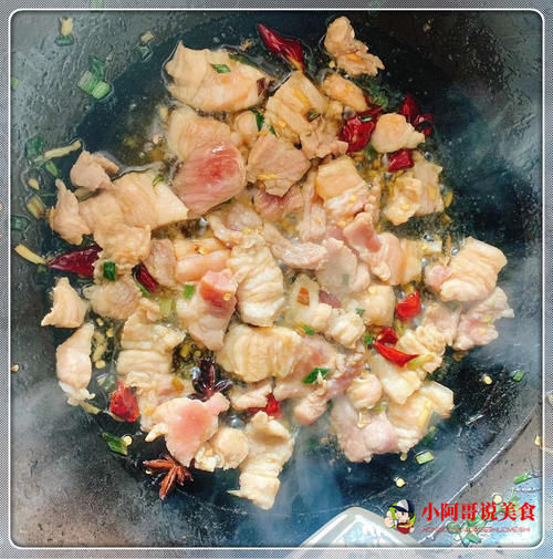 花菜不要焯水，做出来的干煸的花菜，焦香爽脆，不会软绵绵，超级下饭