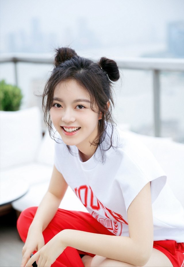 央视官宣新节目，主持团颜值引热议，新面孔罗平章被指撞脸赵今麦