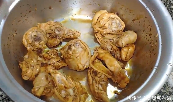 家常好菜，香菇土豆焖鸡块，配料简单味道鲜美，家人都爱吃