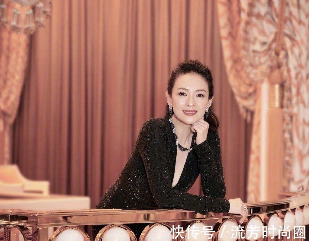 耳环 众多女明星都喜欢佩戴珠宝,而只有她的珠宝是和服装最贴切的!