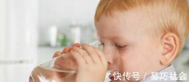 喂养|六个月的宝宝有这些表现,说明是不想喝水了,你都了解吗