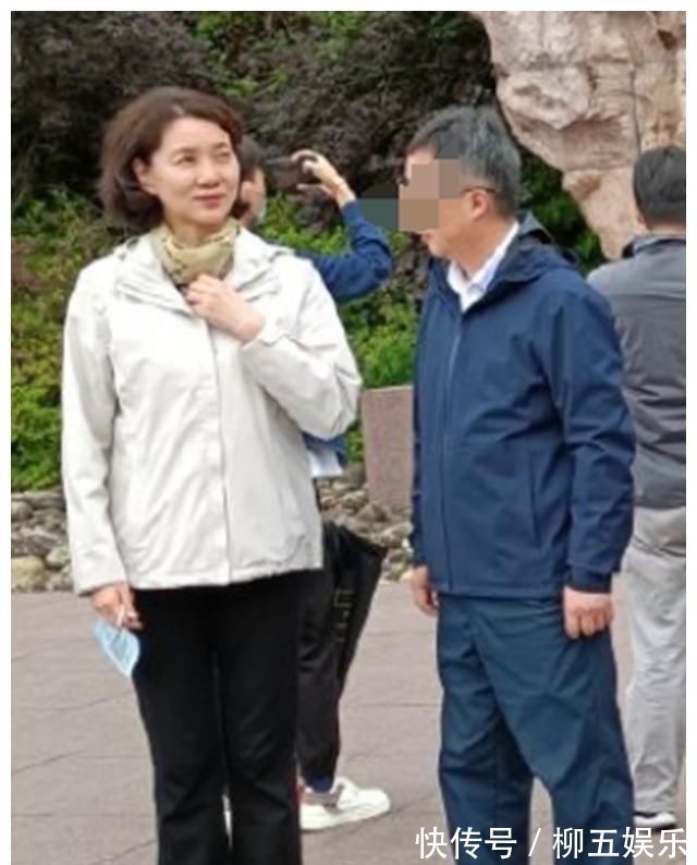 素颜 李修平快六十了,素颜秃眉皮松都很真实,但整个人散发优雅气质