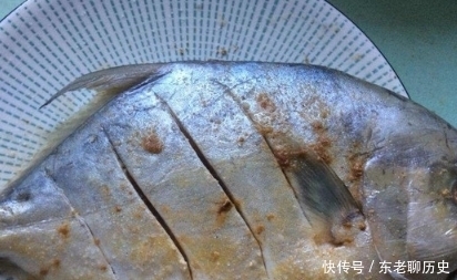 炖鱼时,别只放料酒,多加“2种料”,鱼肉鲜嫩入味,腥味全无
