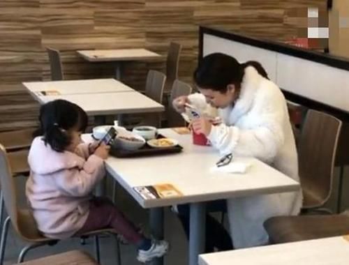 可怜天下父母心|路人偷拍的一张母女图用餐火了,网友:孩子的心理压力得多大啊
