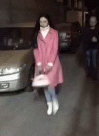 |搞笑GIF: 下次记得关门 要是突然有人进来那就尴尬了