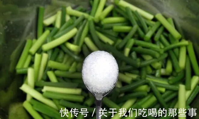 老师傅教你炒蒜苔,别直接炒别焯水,巧用一招,蒜苔翠绿鲜嫩入味