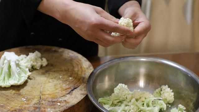 今日惊蛰，大厨教你花菜的家常做法，鲜辣脆嫩又下饭，太好吃了