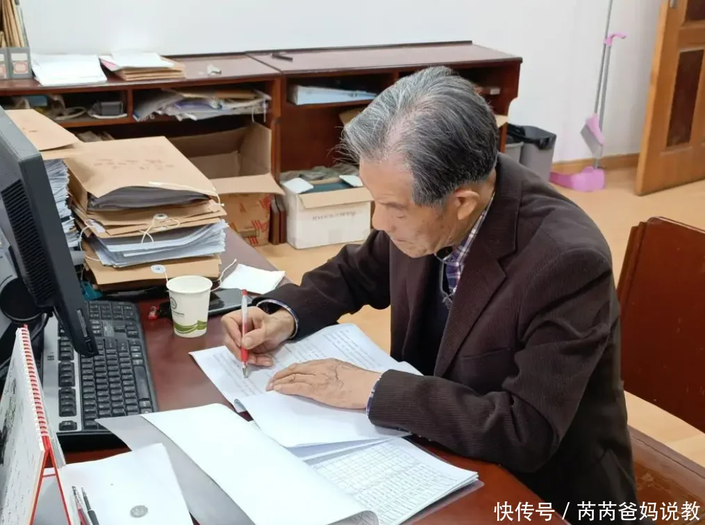 浙江老教师收到60万汇款，91岁高龄仍在街边拾荒，得知真相泪目了