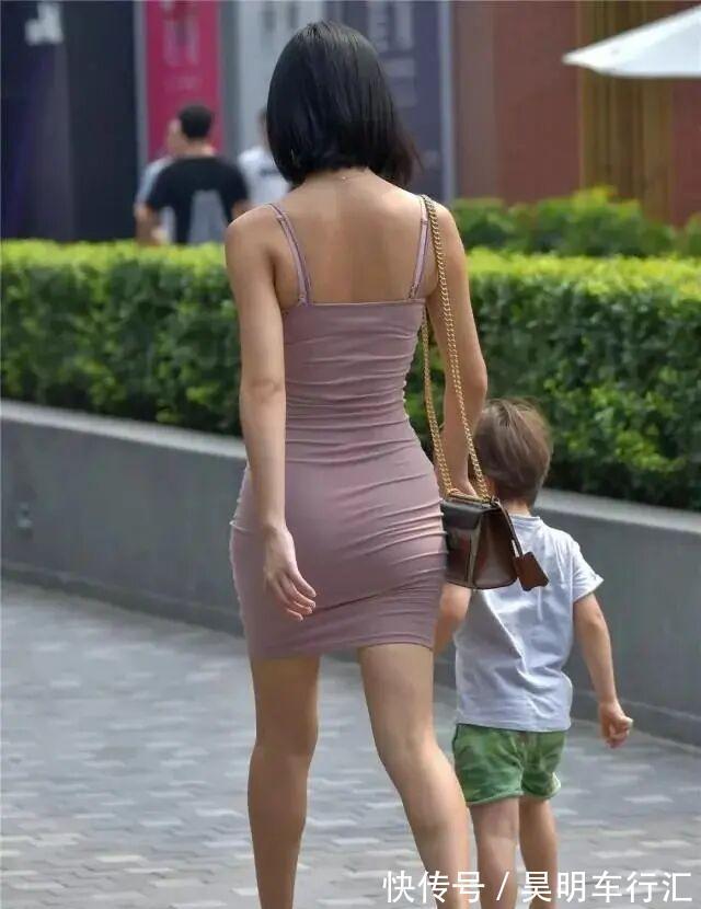 气质 连衣裙的穿着彰显简约利落气质,婉约不失时尚