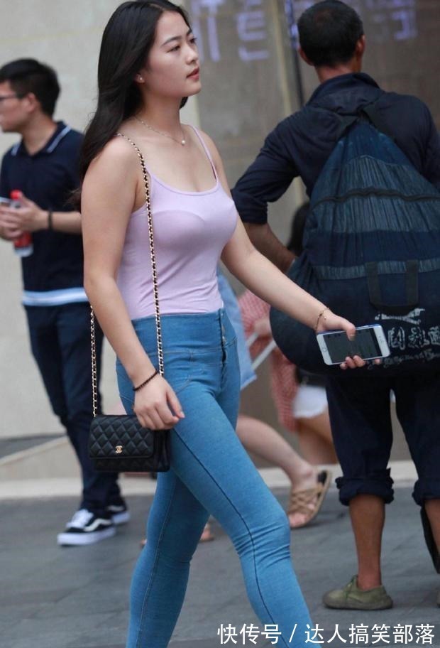 王金 美女身材好,搭配牛仔裤,尽情展现自己的美丽!