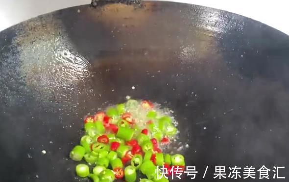 青小米椒|孜然羊肉,微辣鲜香,肉质鲜嫩,一上桌就抢光