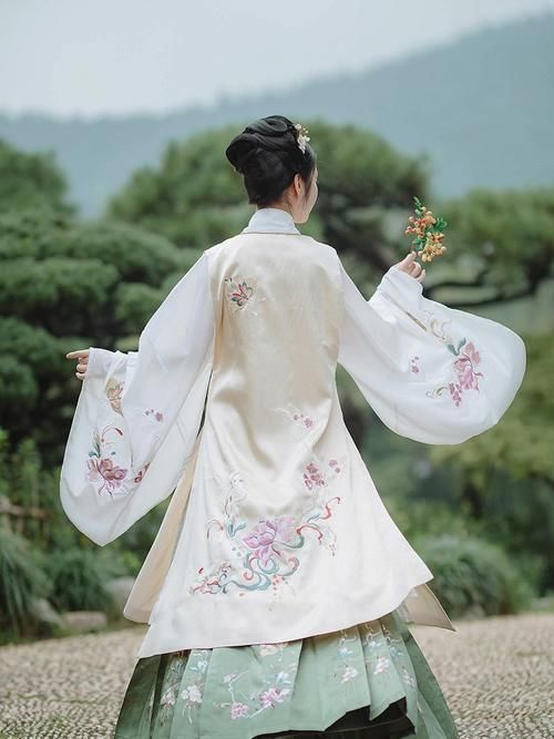 齐胸襦裙#各个朝代的代表性汉服,明制端庄,宋制优雅,你最喜欢哪一种?