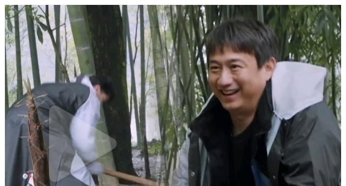 杨紫想要吃笋，张艺兴连断两个锄头拼命挖笋，黄老师表情亮了