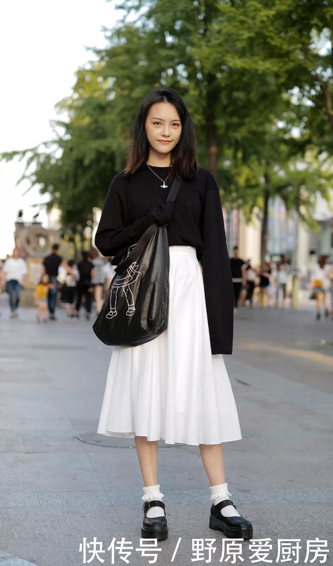 街拍:小姐姐搭配白色露肩连衣裙,两侧抽带的设计衬托出大长腿!