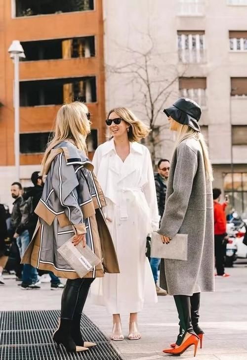 春天，风衣就买这3个“显白色”，高级不说还减龄，照着穿就好