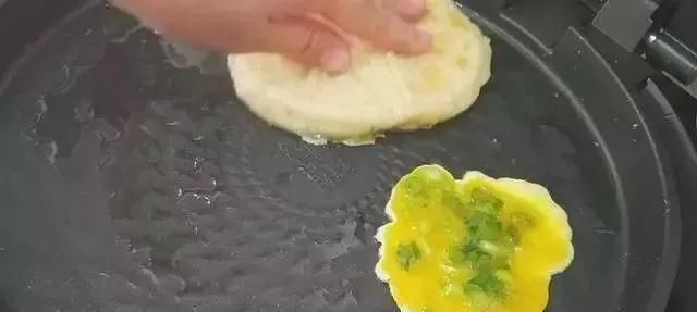 筷子|早餐饼的新吃法,不揉面不擀面,筷子一搅,比包子油条好吃,真香