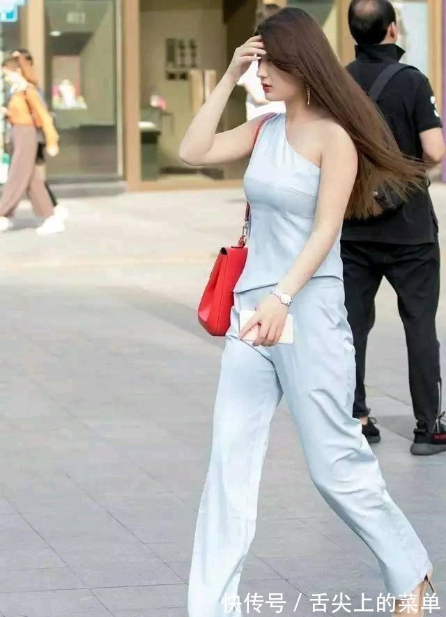 性感 女性穿衣要有格调,浅蓝色斜肩上衣搭配同色休闲裤,精致又撩人!