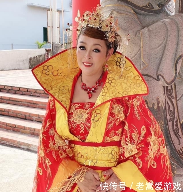 李菱|46岁华人歌手李菱因新冠去世，生前还曾接种疫苗，女儿深夜发文