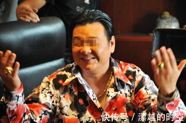 红木|土豪一家三年死9人,无奈请道士看风水,道士掀开床板,他乐开花