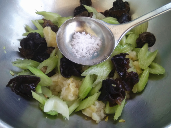 西芹|它是天然“碱性食物”,常吃口气不臭,秀发乌黑,皮肤细腻有光泽