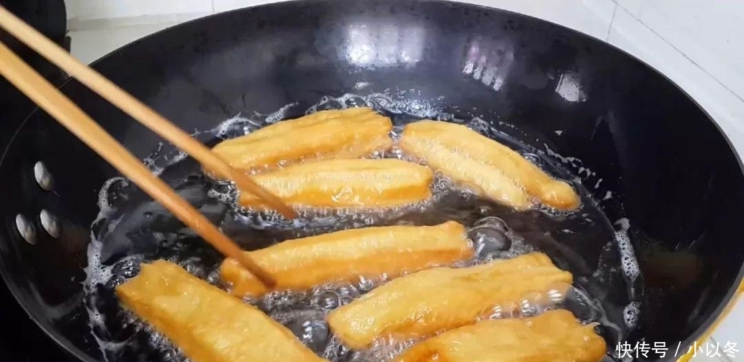 鸡蛋|1个鸡蛋,1袋牛奶,不用一滴水,在家自制小油条,比小麻花还好吃