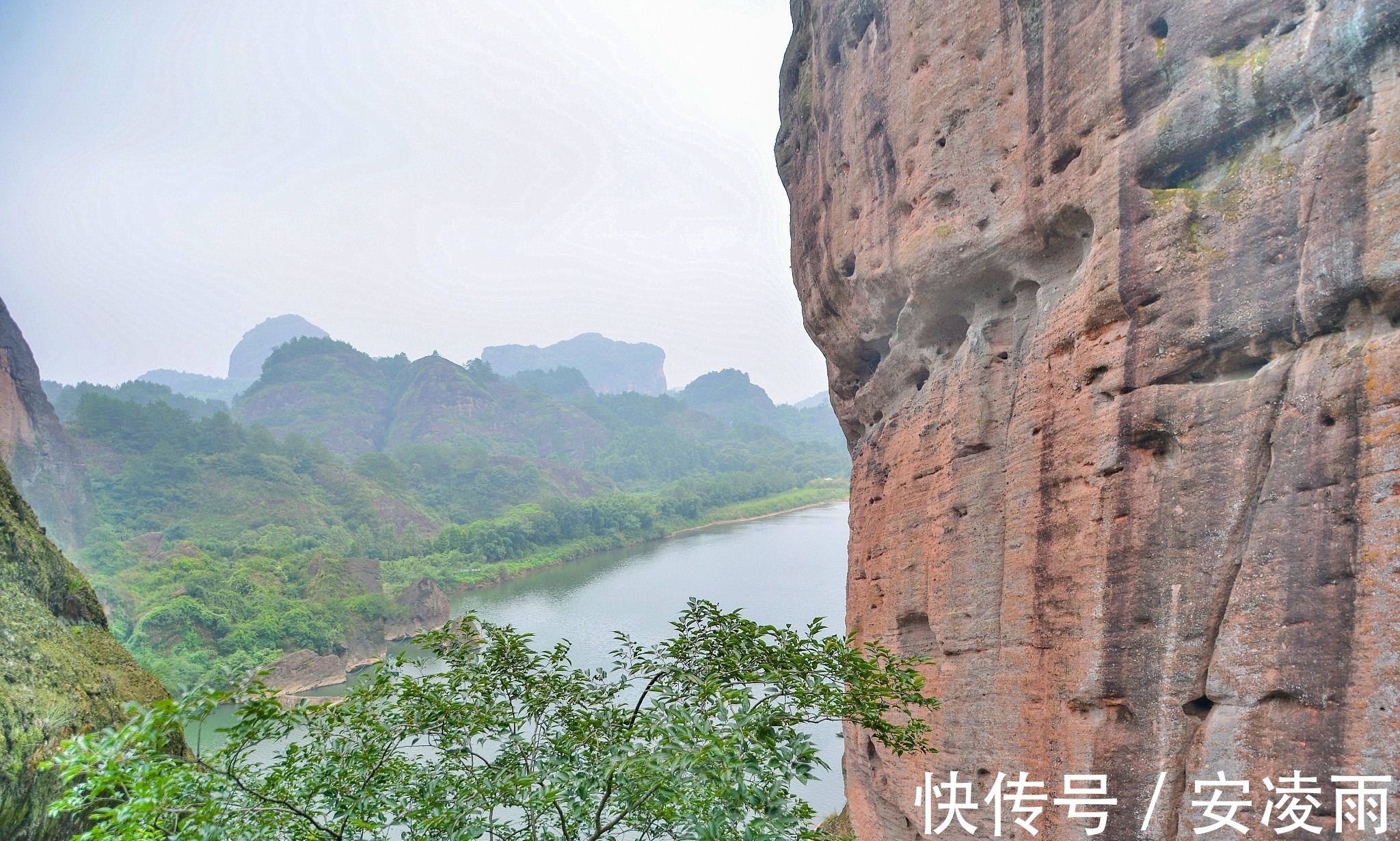 悬崖峭壁|道教祖庭龙虎山“千年悬棺之谜”，曾悬赏百万，至今无人破解