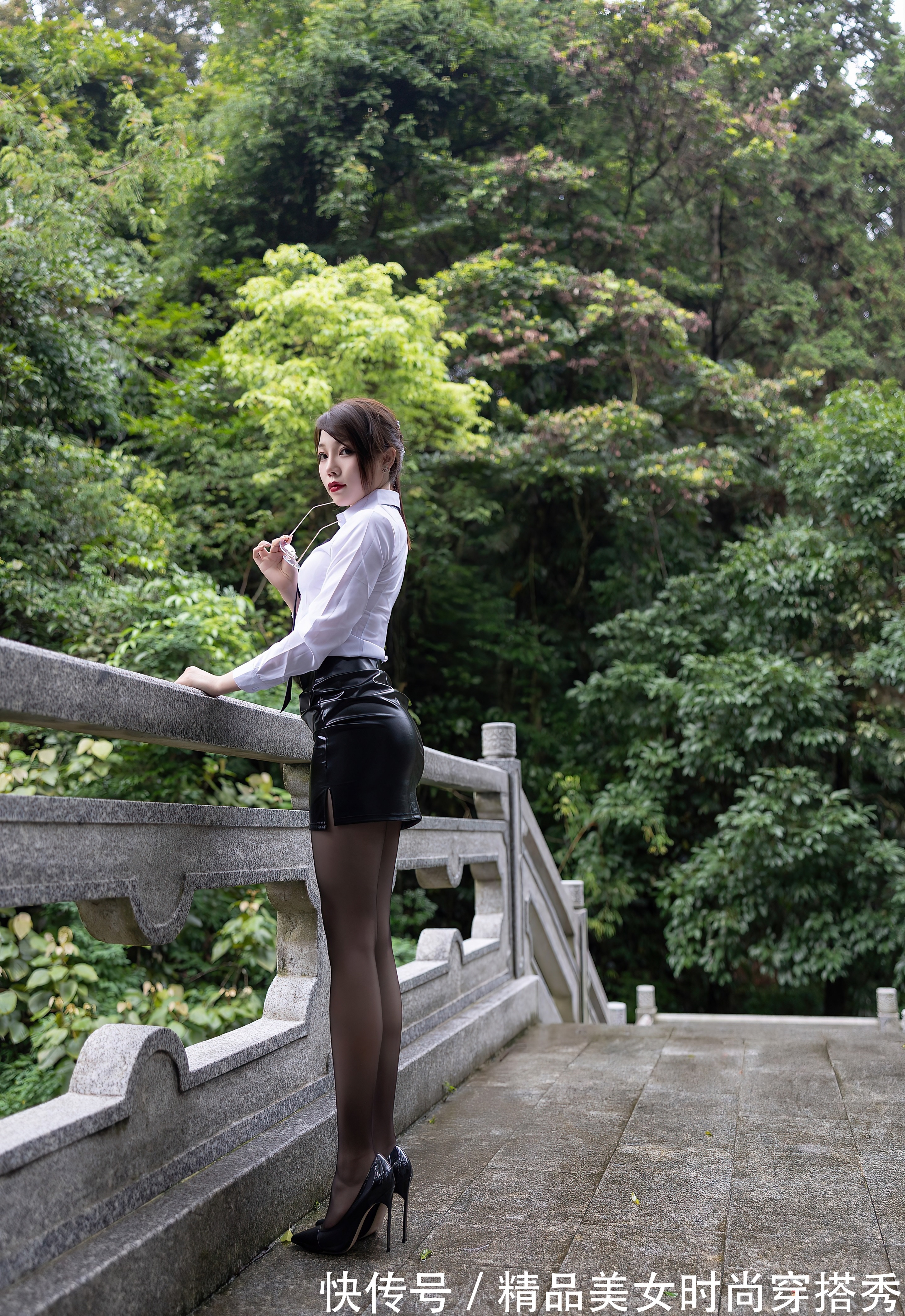 衬衫 白色衬衫下搭一条帅气十足的黑色皮裙,既酷又不失女人味