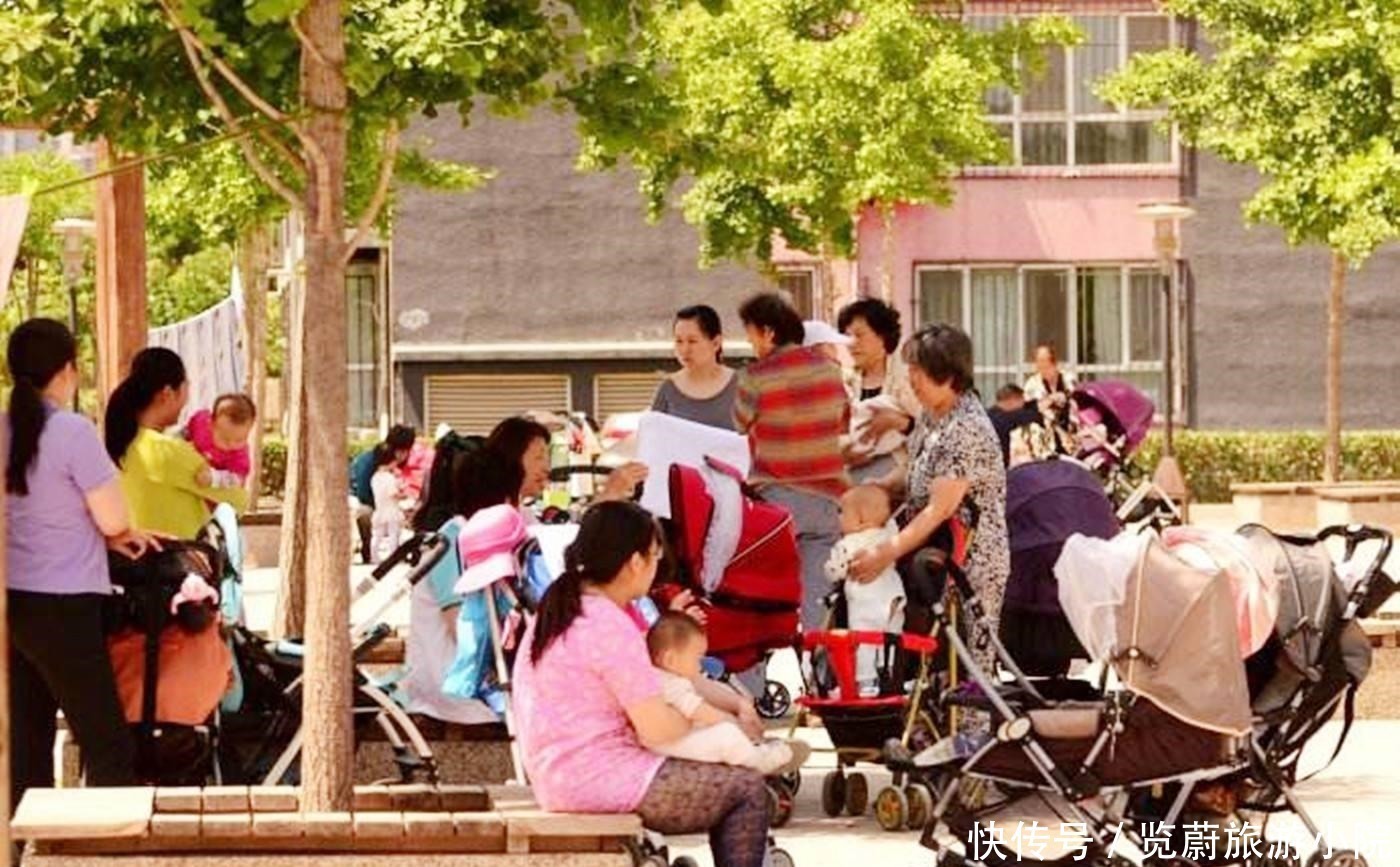 宝妈|外婆跳舞带上外孙,2岁萌娃舞姿娴熟,成为广场舞C位