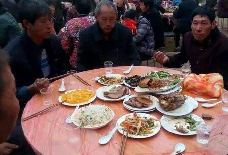 摆设|农村酒席“怪象”,白酒啤酒成摆设,为何都不爱喝酒了看完懂了