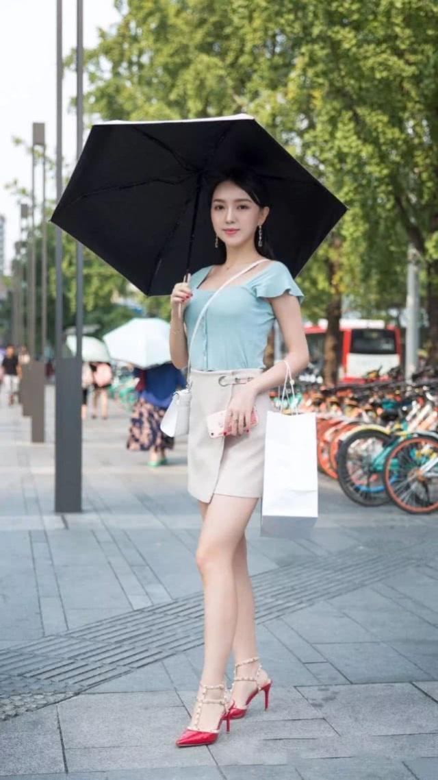 白莲花|长发飘飘的美女,白色系穿搭,宛如白莲花一样美丽