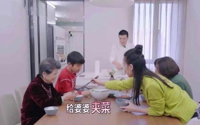 黃圣依婆婆拿98元柏木梳送兒媳，嫌?xùn)|西太便宜閉眼害羞拿不出手