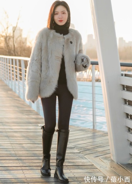 穿搭 2022不流行露脚踝,聪明女人更爱“塞裤脚”,这样穿搭时髦又显瘦