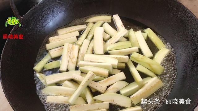 现在才知道,炒茄子不能先放油,大厨教你一招,出锅不发黑不吸油