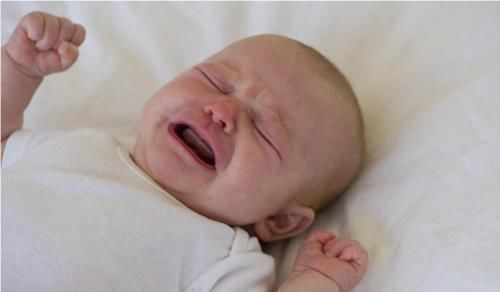 哭闹|宝宝为什么一到睡觉就哭闹，也有可能在“求助”，妈妈要了解