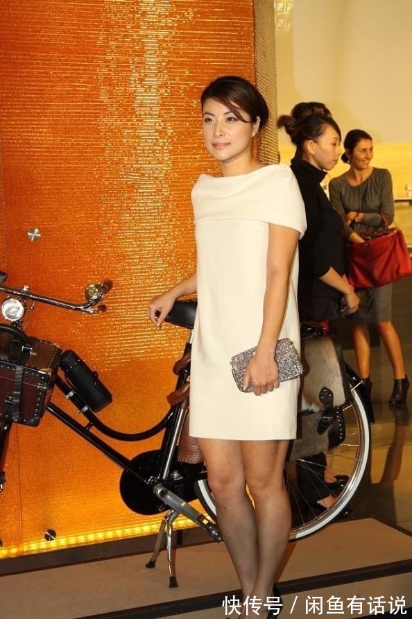 郭晶晶|郭晶晶认真打扮真惊艳，穿一身白裙优雅高级，骨子里有了贵妇气质