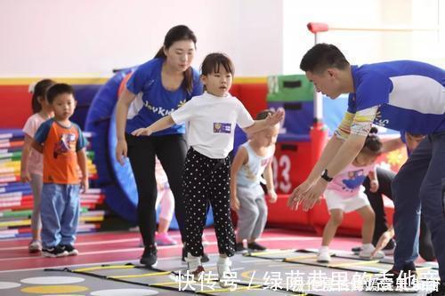 儿童|儿童标准身高体重表来了,快自查娃是否达标,偏低矮小要及时补救