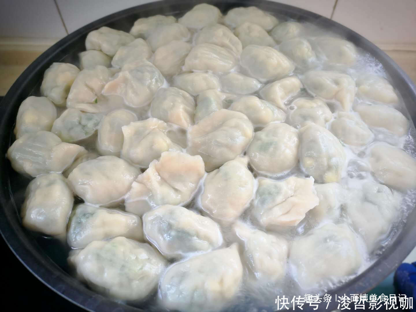 搅拌均匀|做韭菜鸡蛋馅饺子，“最忌讳”放它，很多人弄错，难怪饺子不好吃