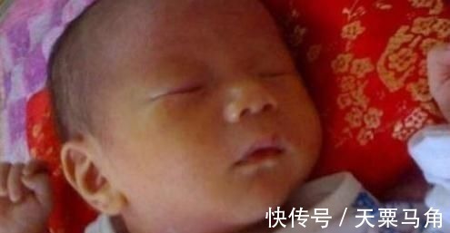 妈妈|1个月宝宝因病离世，小手一直“紧握”，妈妈掰开后痛彻心扉