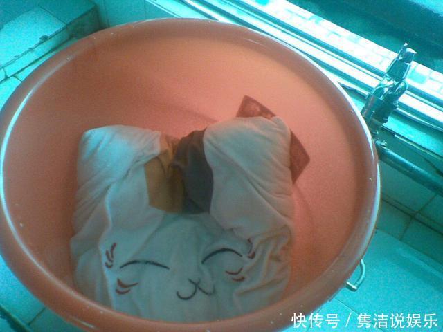 枕头发黄变脏别急着扔!往清水里加点它,枕头洗得像新买的一样