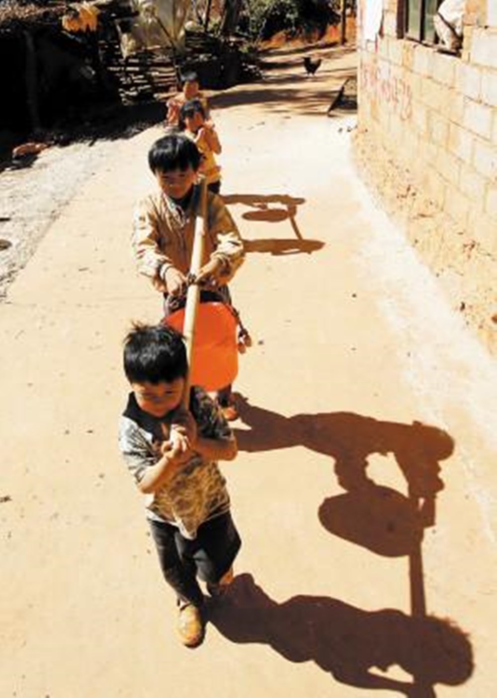 贫穷|该不该和孩子讲挣钱很难父母三种截然不同的态度,决定孩子未来