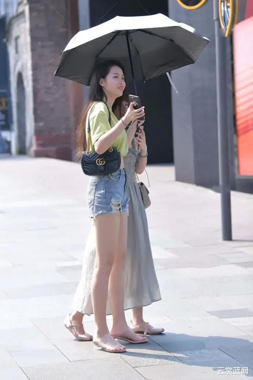 身姿高挑就是可以任性，清新上衣搭配牛仔短裤，简约靓丽又休闲时尚