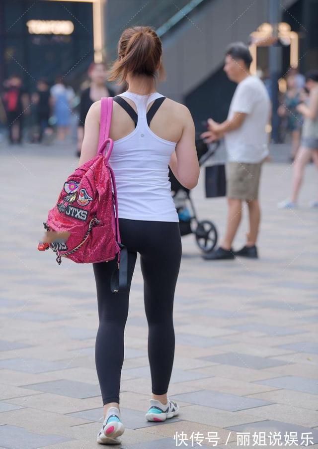 温柔 白色无袖上衣,搭配黑色运动裤,回归极简的穿搭