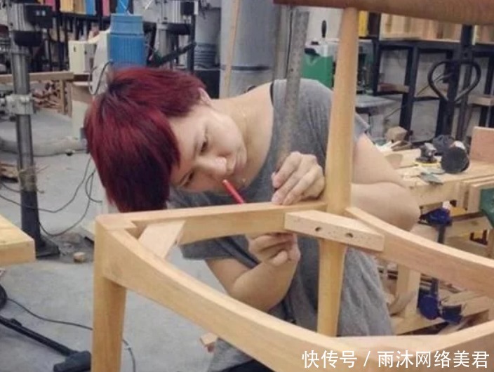 当年|当年不顾父母反对,辞掉城市工作回家当木工的女大学生,如今怎样