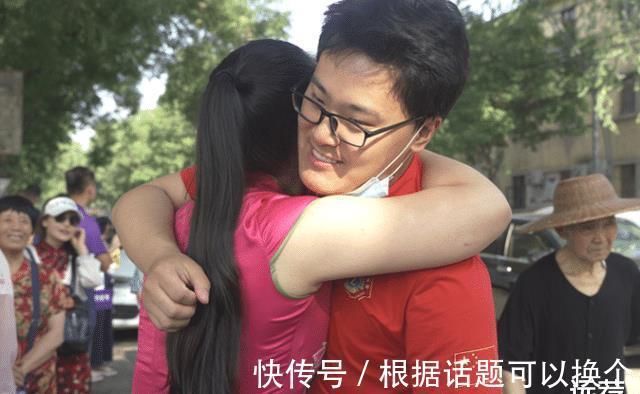 长沙|高考结束后，长沙考生妈妈嘴对嘴亲吻儿子引热议！