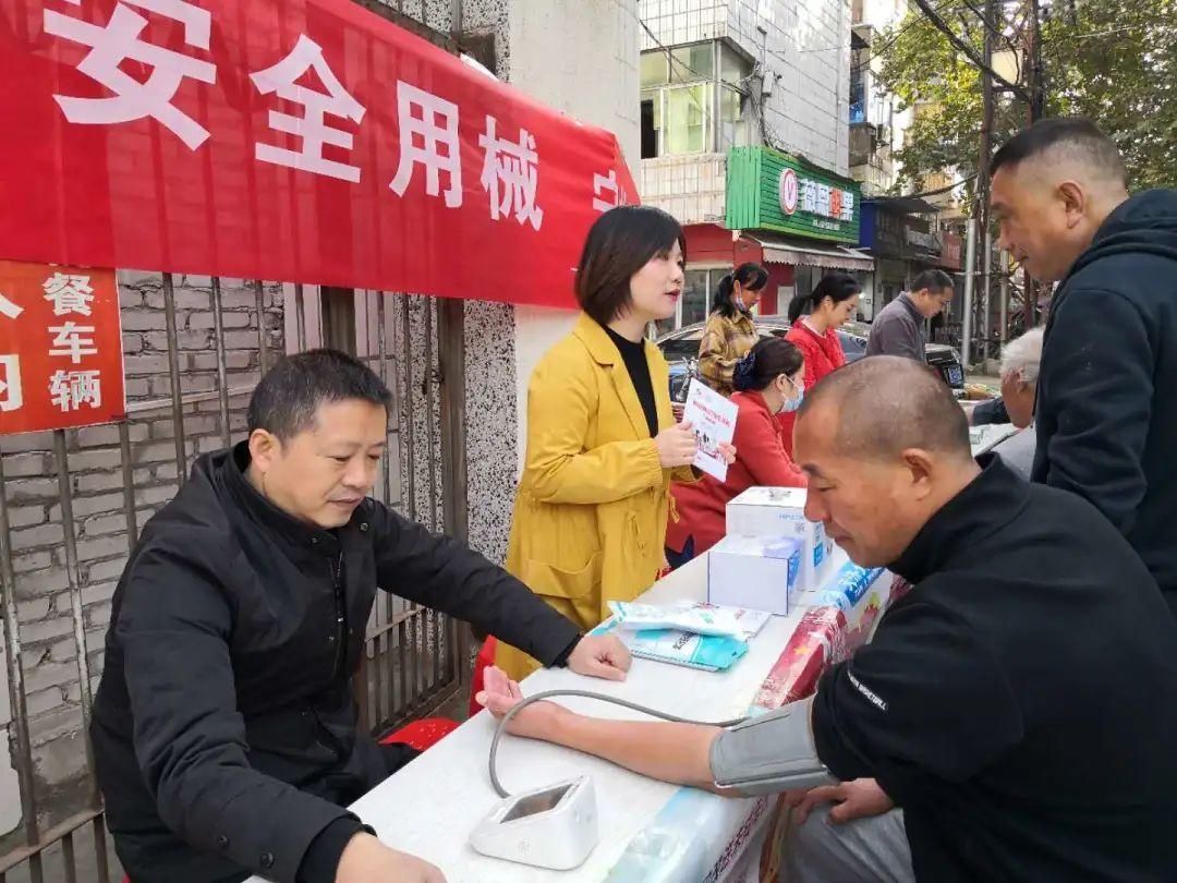 发放宣传资|【县市动态】樊城:安全用械进社区,守护健康零距离