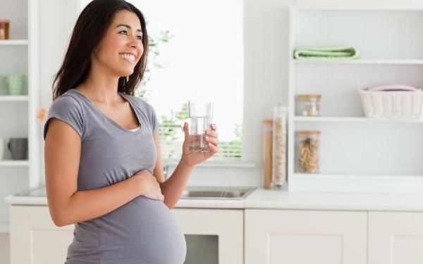 饮水|孕妇做B超憋尿,一口气连喝10杯水,导致昏睡或致胎儿畸形
