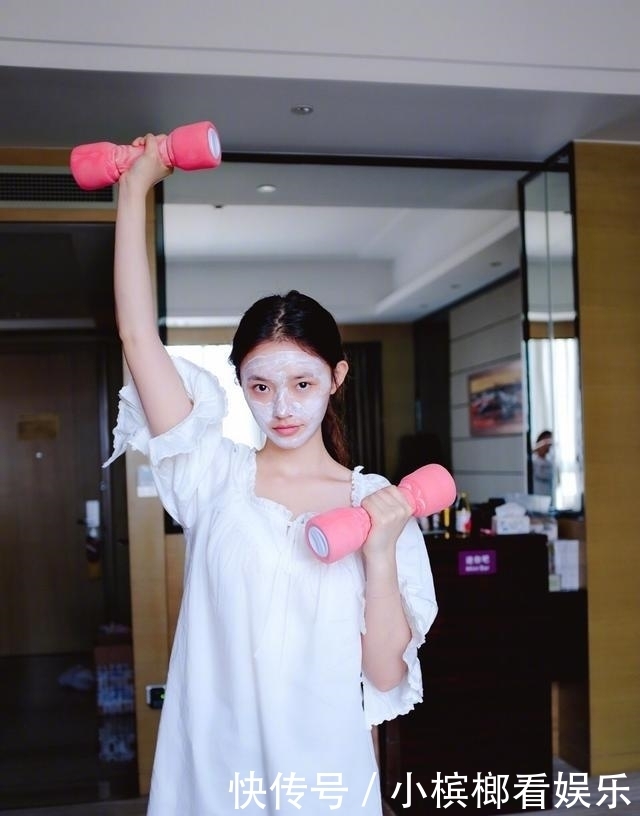 姑娘们|女生敷面膜时,尽量少犯这3个“错误”!不然毛孔容易变大