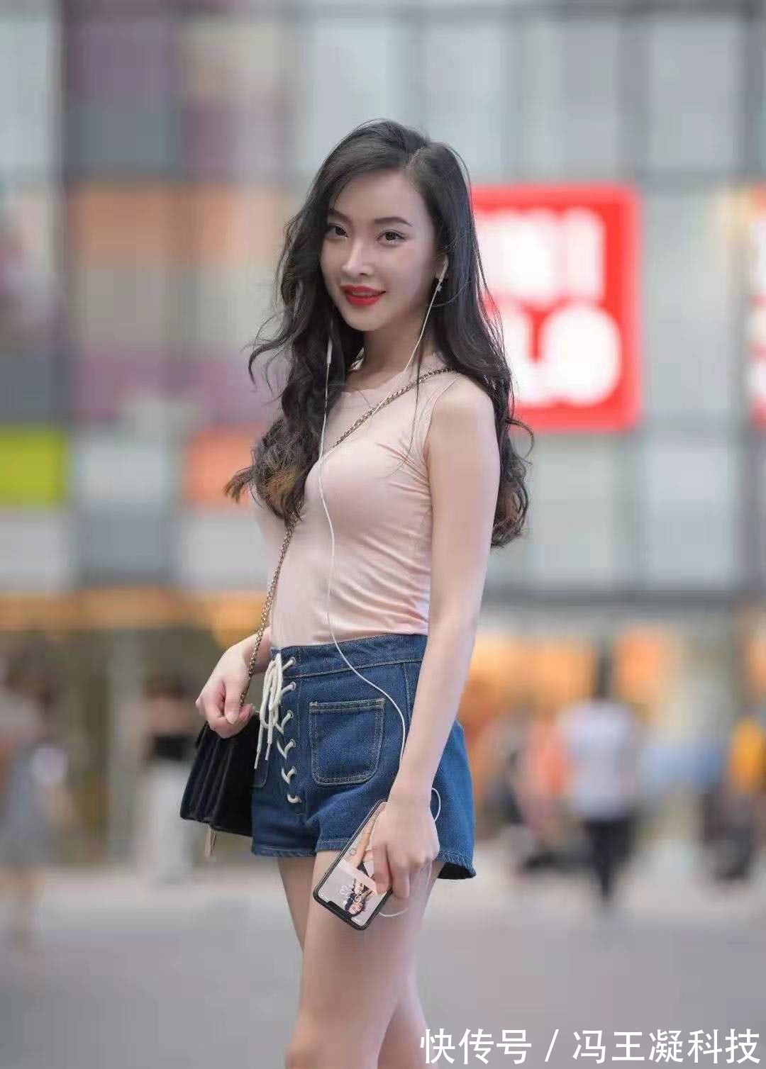 无袖 浅粉色无袖T恤搭配高腰牛仔短裤,初秋也要做个气质温柔的小女人