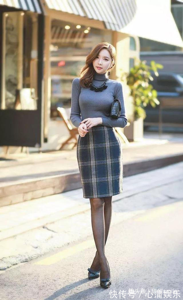 针织 美女黑色短裙搭配银白色的高跟鞋,成熟又魅力,想不出挑都很困难