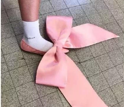 高跟鞋 最近“最丑鞋子”火了!忍了高跟鞋,瞎了蝴蝶结,最后魔鬼跳舞